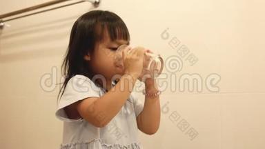快乐小童女刷牙，卫生间用水清洁口腔.. 口腔卫生理念。